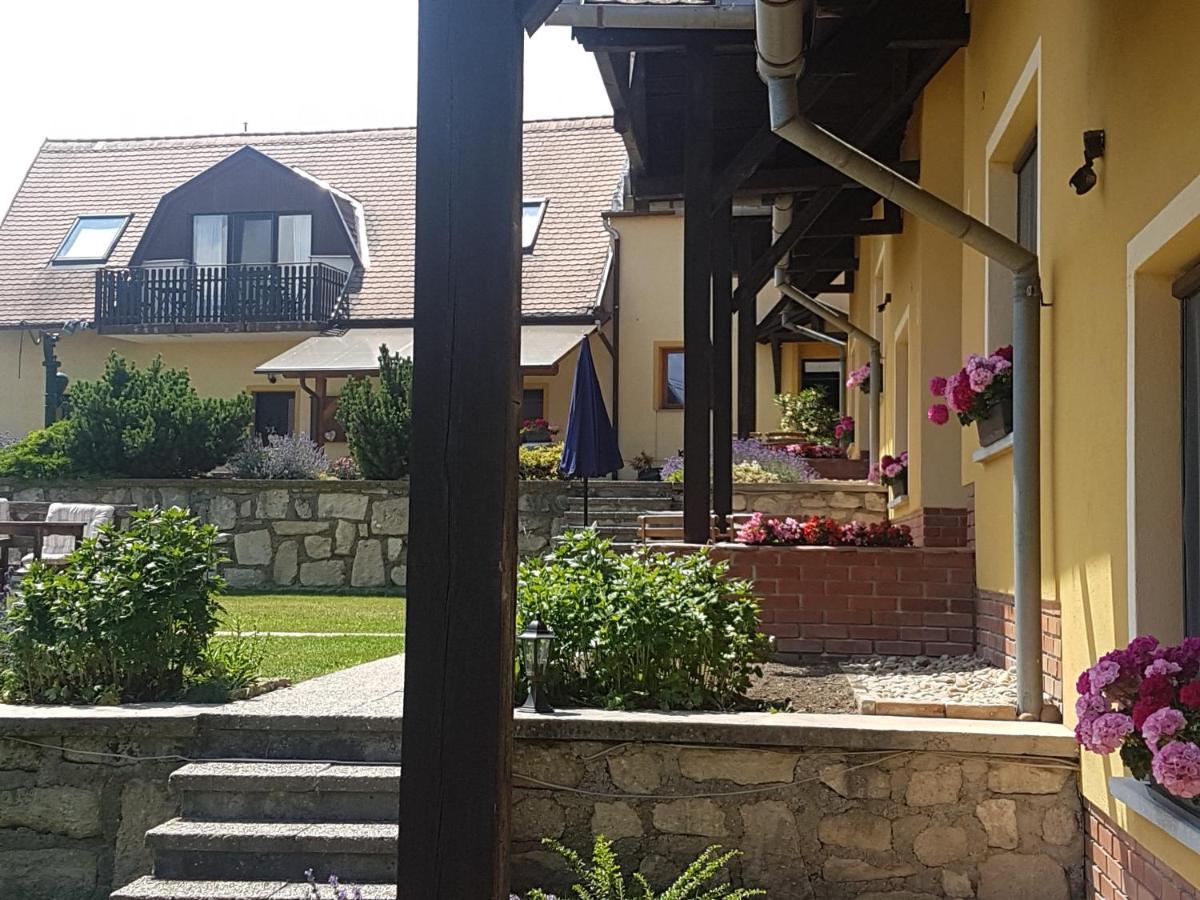 Huber Panzio Bed and Breakfast Fertőrákos Exteriör bild