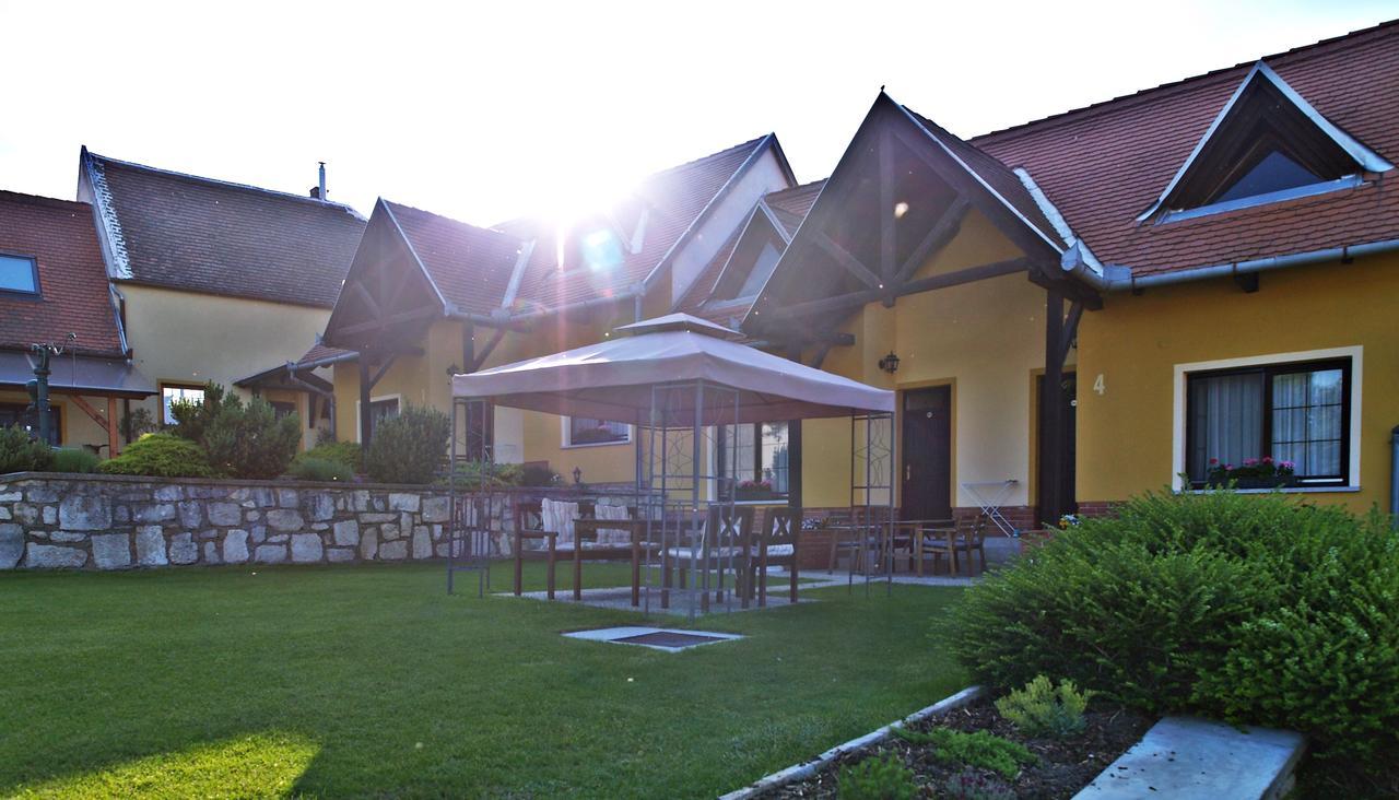 Huber Panzio Bed and Breakfast Fertőrákos Exteriör bild